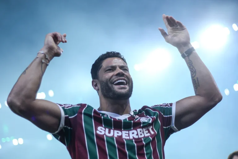 Hulk durante seu primeiro contato com a torcida do Fluminense